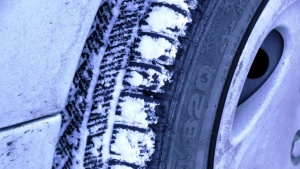 Совет автоэксперта: проверяйте зимние шины на наличие проколов, так как дорожные реагенты разрушают шины при наличии в них проколов.